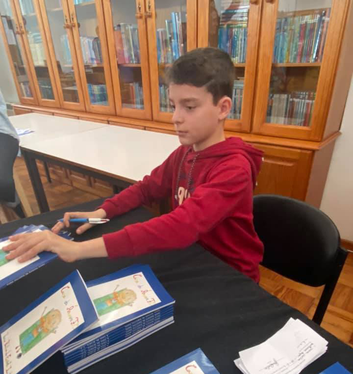 Vasco a entregar os livros