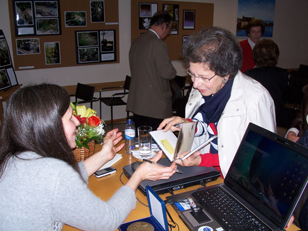 Cecília Basílio durante a sessão de autógrafos